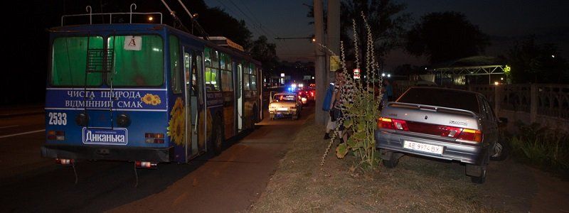 На Запорожском шоссе троллейбус вытолкнул Lada на тротуар