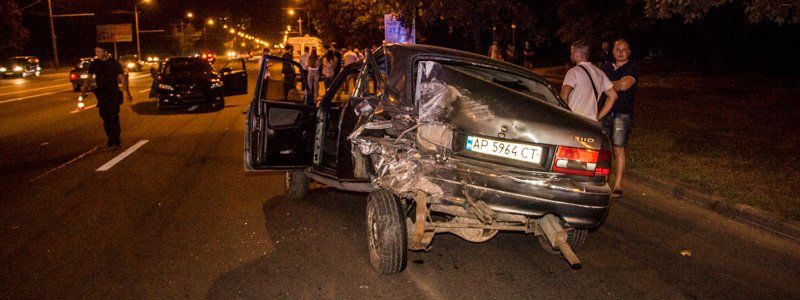 На Победе возле остановки столкнулись Toyota Camry и Волга