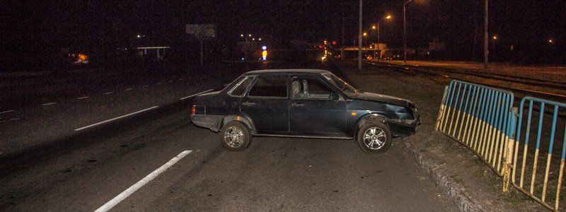 На Донецком шоссе ВАЗ въехал в дорожное ограждение