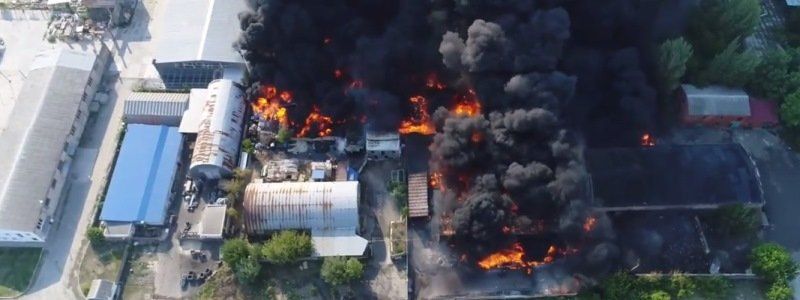 Масштабный пожар со взрывами на Мирном: более суток поселок в дыму