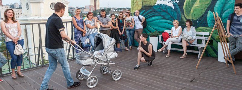 В Днепре на крыше показали перформанс с маленьким ребенком