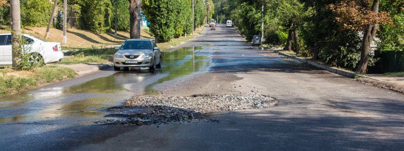 На Чичерина посреди дороги образовалась яма