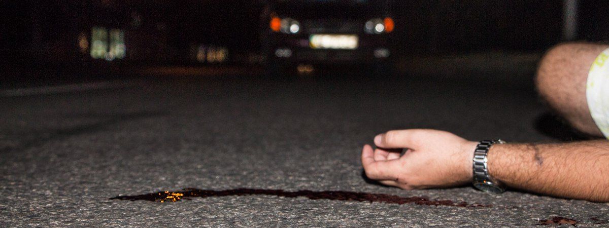 На проспекте Поля мужчину ударили по голове и оставили на дороге