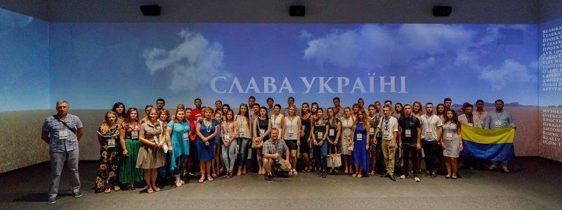 Украинские песни на пароходе и слезы в музее АТО: как прошел первый день участников Форума украинской молодежи диаспоры