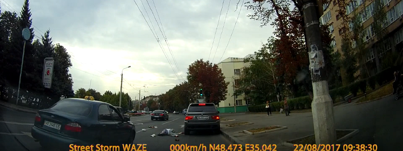На Набережной BMW сбил пожилого мужчину: видео момента аварии