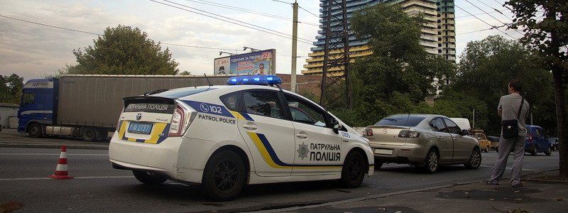 На Сичеславской Набережной фура задела Mazda прицепом