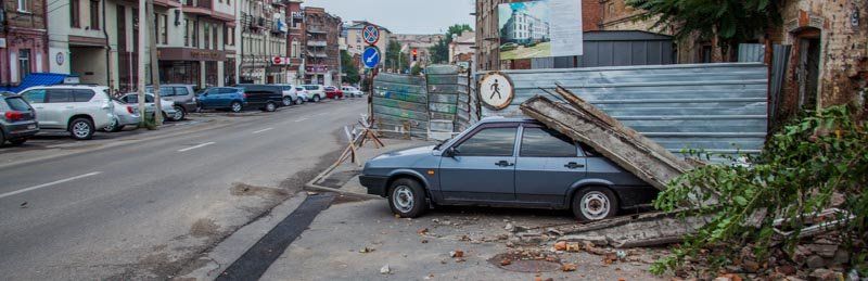 В центре Днепра балкон здания обвалился на автомобиль