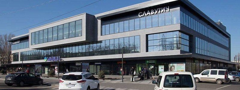 На проспекте Поля возле ТЦ Славутич патрульные с погоней и стрельбой задерживали автоугонщика