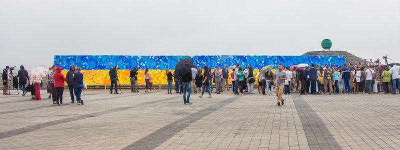 На Фестивальном причале в Днепре развернули самый большой флаг Украины