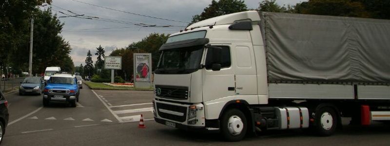 Возле ТЦ "Дафи" столкнулись фура и Daewoo: образовалась пробка