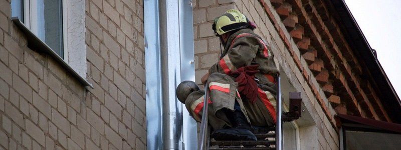 В центре Днепра по стенам жилого дома пошли трещины