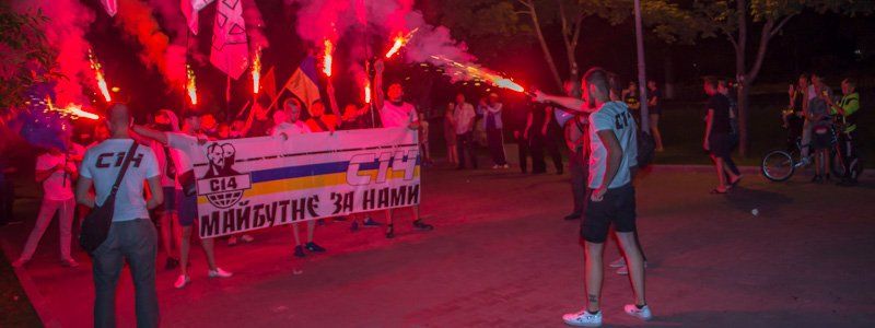 Огонь и кровь: на Левобережном активисты маршировали с файерами
