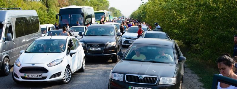 Жители Днепра попали в гигантскую 30-километровую пробку: видео