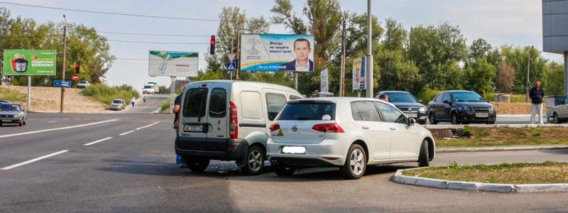 В Днепре возле заправки Юкон столкнулись две иномарки