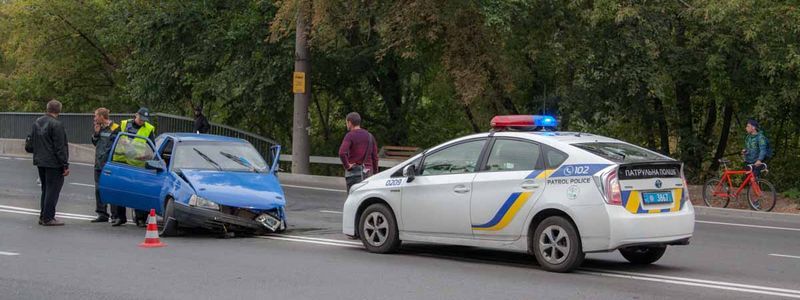 На проезде Гальченко Opel влетел в отбойник: пострадал водитель