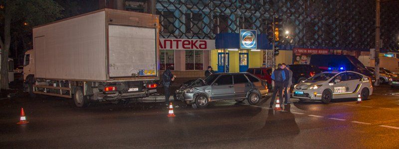 На Слобожанском проспекте ВАЗ врезался в грузовик