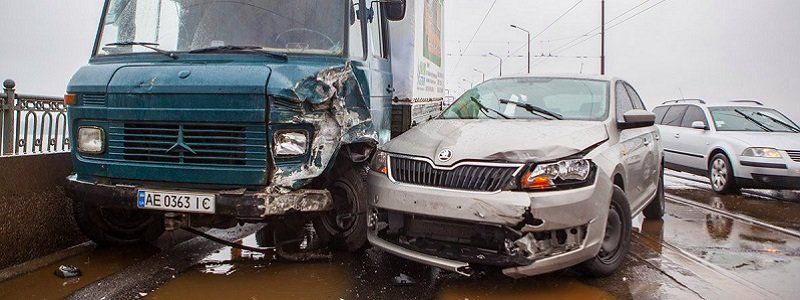 На Старом мосту столкнулись Lanos, Skoda и Mercedes: образовалась огромная пробка
