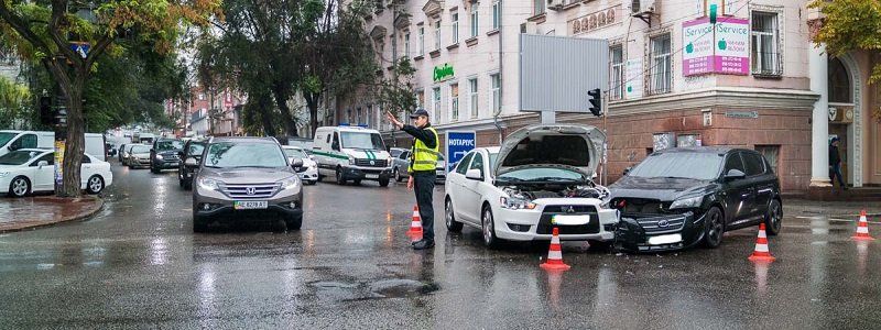 В центре Днепра не поделили дорогу Mitsubishi и Kia