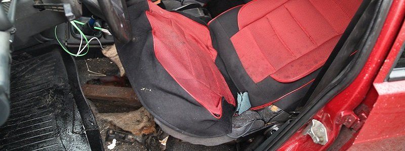 На Мазепы решетка ливневки пробила дно автомобиля и чуть не покалечила водителя