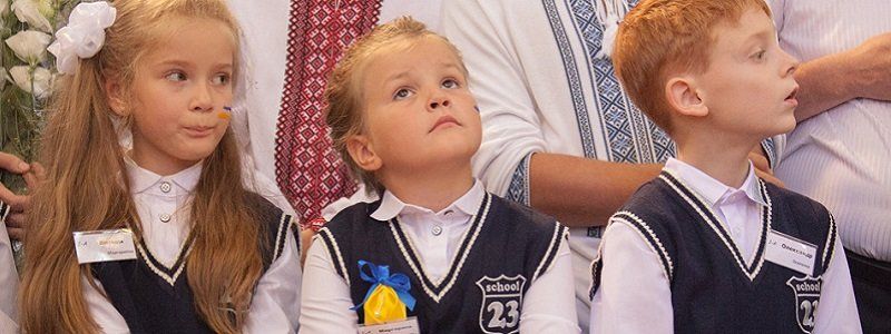 Песни, танцы и зевающие первоклашки: как отметили 1 сентября в школе №23