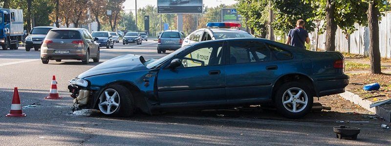 На набережной Honda врезалась в столб: есть пострадавший