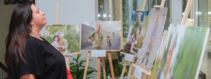 У ДніпроОДА презентували світлини закоханих АТОвців