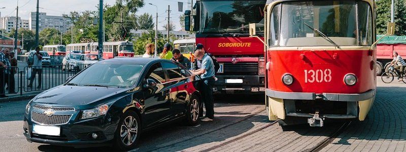 Двойное ДТП на проспекте Пушкина: столкнулись грузовик, Сhevrolet и трамвай