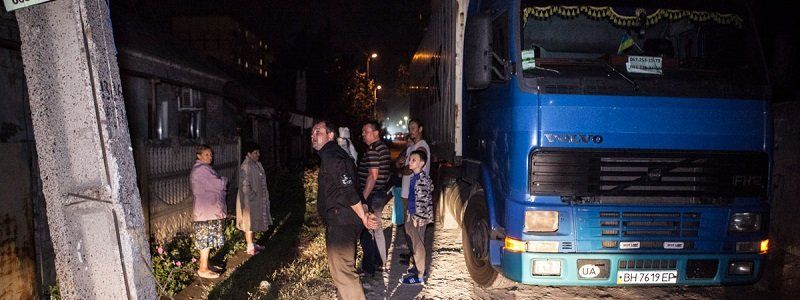 На улице Олены Пчилки большегруз сбил электроопору