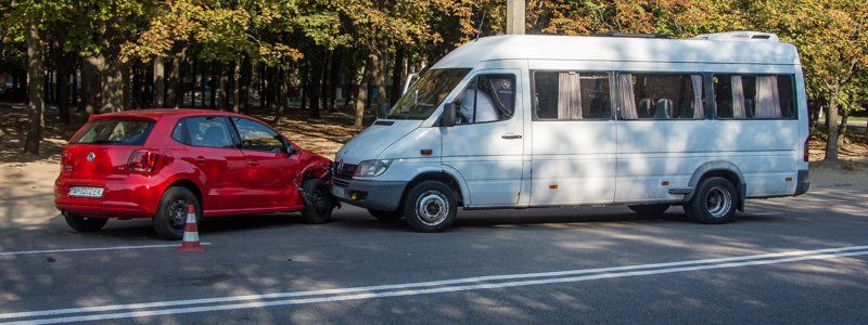 На Паникахи возле кинотеатра "Січ" столкнулись Fiat, Volkswagen и Sprinter