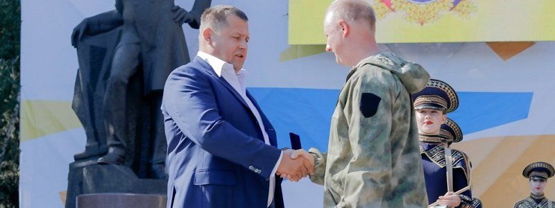 От простых коммунальщиков до меценатов: кому на День города мэр Филатов вручил медали