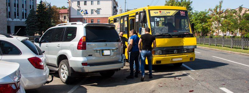 На парковке возле горсовета Днепра маршрутка въехала в Toyota Prado