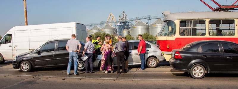 ДТП на Старом мосту: столкнулись три автомобиля и трамвай, образовалась пробка