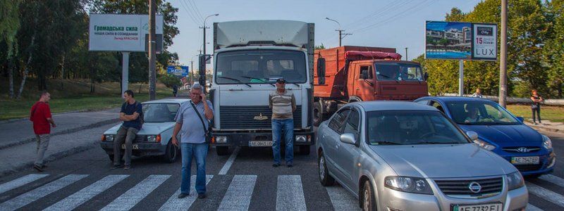 На Космической столкнулись два автомобиля и грузовик: подробности