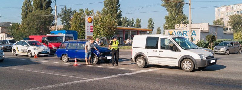 Возле ТЦ "Наша Правда" ВАЗ въехал в Ford Transit