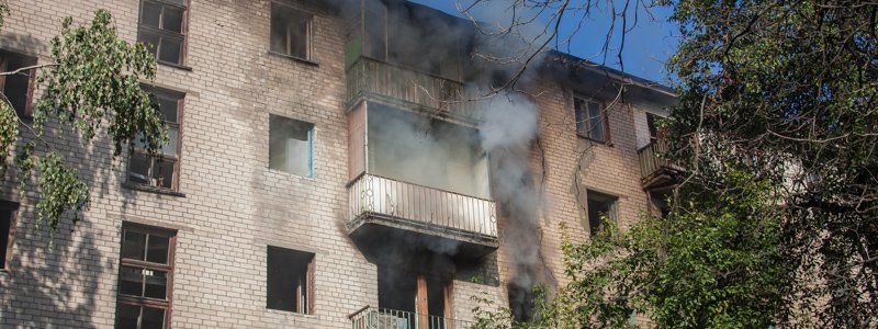 На проспекте Поля из-за поджога мусора загорелась многоэтажка