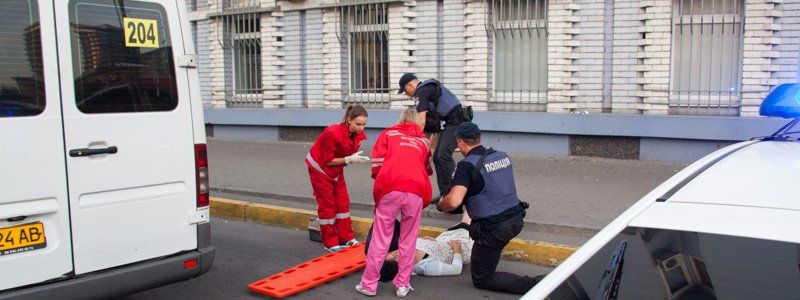 Возле Мост-Сити девушка выпала из маршрутки: подробности