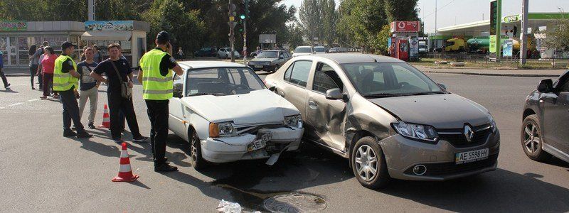 На Калиновой столкнулись Таврия и Renault: есть пострадавший