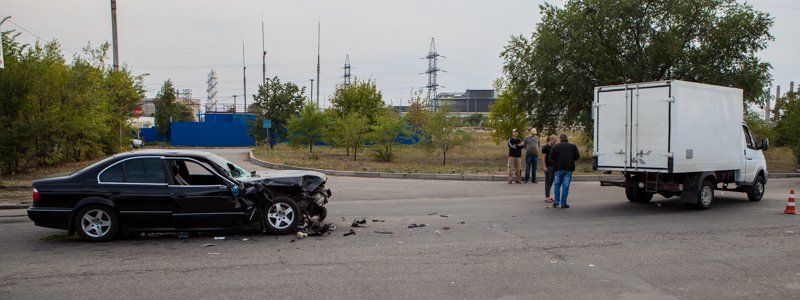 На Днепросталевской столкнулись Газель и BMW: один из пассажиров - в реанимации