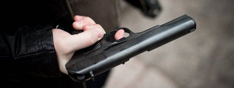 В Днепре вооруженный мужчина угрожал таксисту
