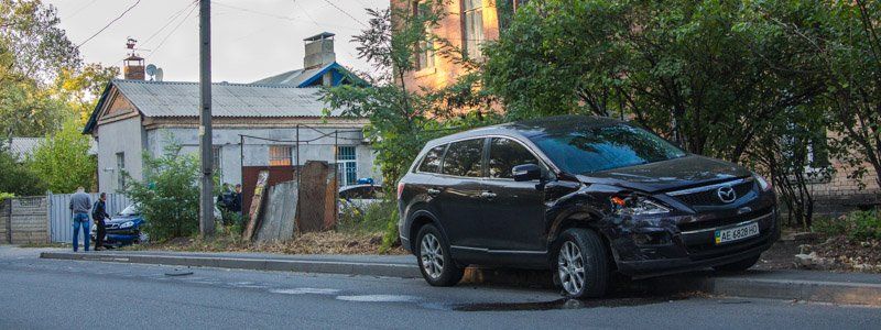 На левом берегу столкнулись Lanos и Mazda: в салоне находился ребенок