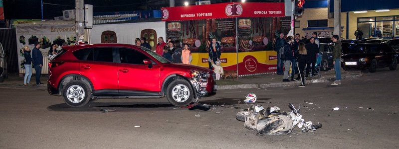 На Метростроевской несовершеннолетний байкер влетел в Mazda с детьми: есть пострадавшие