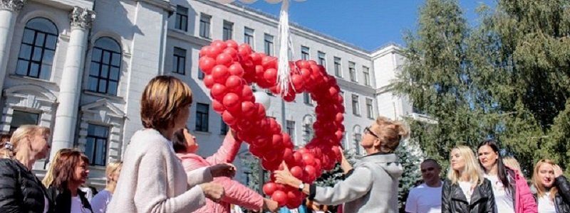 В центре Днепра прошел флешмоб ко Дню сердца