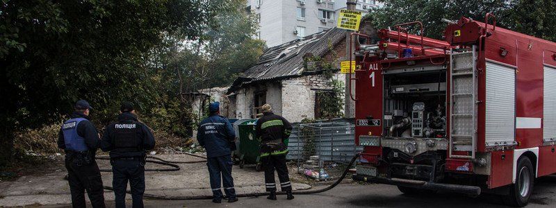 На Космической горели развалины возле жилого дома