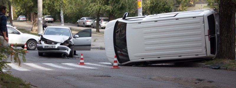 На Сечевых Стрельцов в результате ДТП перевернулся микроавтобус Volkswagen: образовалась пробка