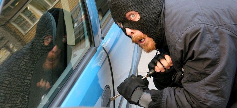 На Запорожском шоссе возле "Эпицентра" орудовали вооруженные автомобильные воры