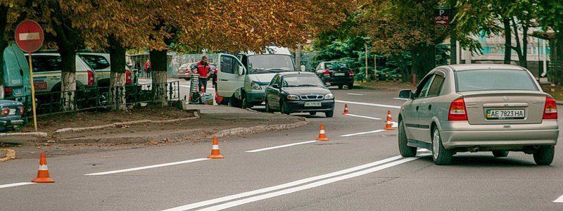 В центре Днепра наносят новую дорожную разметку