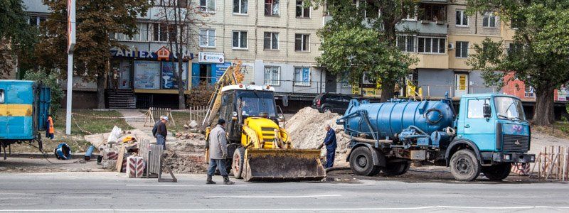 На проспекте Героев возле ТЦ "Кодак" меняют водопровод