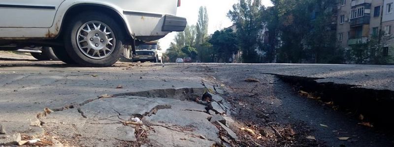 На Илларионовской провалился асфальт: образовалась двухметровая яма