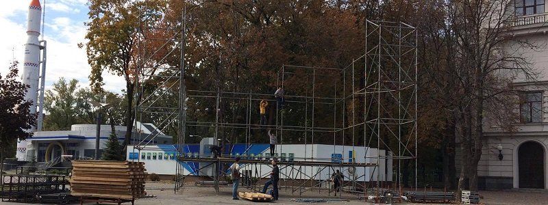 В центре Днепра состоится большой бесплатный концерт: уже монтируют сцену