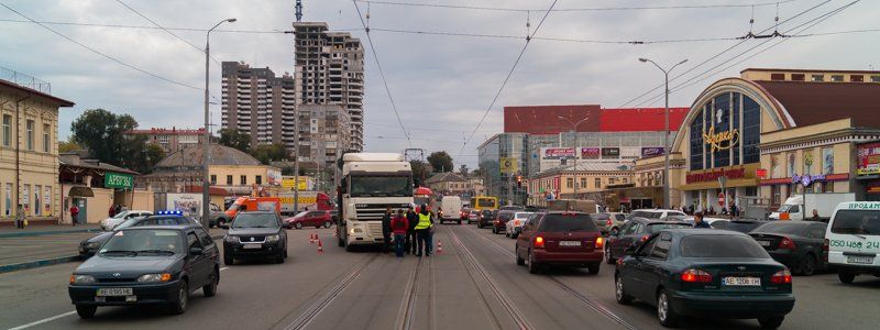 Возле рынка "Озерка" фура наехала мужчине на ноги